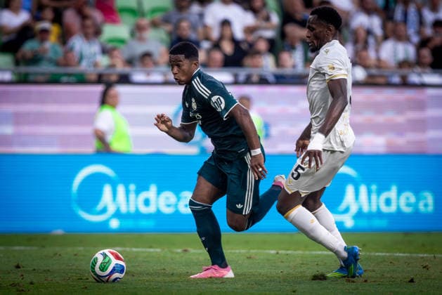Fußball, Testspiel, Ferencvaros Budapest -Real Madrid FERENCVAROS - REAL MADRID Endrick Felipe Moreira de Sousa of Real and Nathan Zohore of Ferencvaros during the FIFA friendly football match between Ferencvaros and Ream Madrid CF at the Ferencvaros stadium (Groupama arena). Budapest, Hungary, August 08, 2026. Photo by Branislav Racko Copyright: xx 080A8621