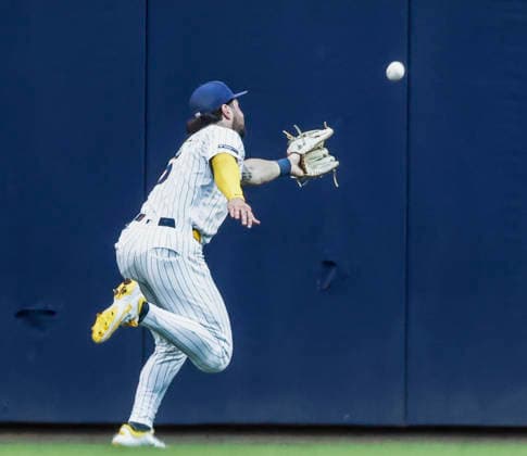 Milwaukee Brewers center fielder Garrett Mitchell misplays a ball hit for a double by Minnesota Twins right fielder Luke Keaschall in the second inning of the MLB, Baseball Herren, USA game between the Minnesota Twins and the Milwaukee Brewers at American Family Field in Milwaukee, Wisconsin on Saturday, August 8, 2026.  MIL20260808811 TANNENxMAURY