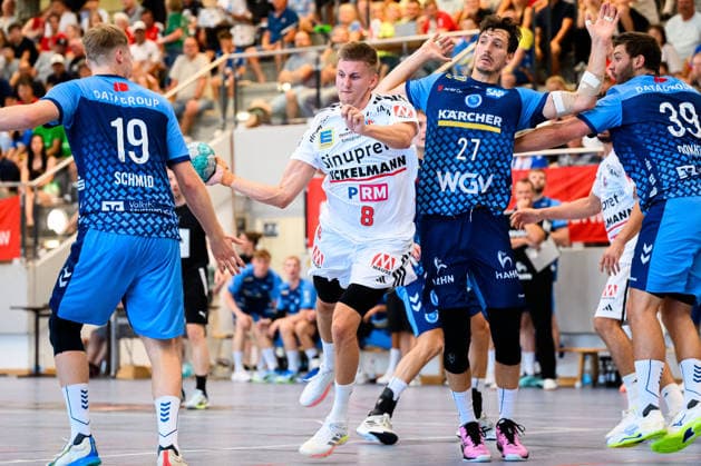 Altensteig: SCup - 26 27 - HC Erlangen - TVB Stuttgart v.li. Linus Schmid (Stuttgart), Sander Andreassen Overjordet (HC Erlangen), Philipp Meyer (Stuttgart) Altensteig Eichwaldhalle Baden-Württemberg Deutschland *** Altensteig SCup 26 27 HC Erlangen TVB Stuttgart (from left): Linus Schmid (Stuttgart), Sander Andreassen Overjordet (HC Erlangen), Philipp Meyer (Stuttgart) Altensteig Eichwaldhalle Baden-Württemberg Germany
