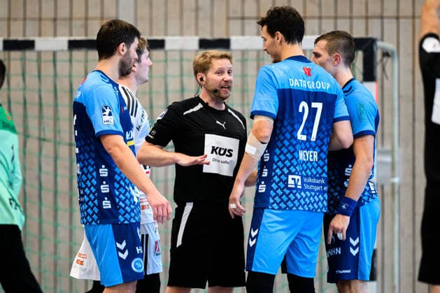 Altensteig: SCup - 26 27 - HC Erlangen - TVB Stuttgart Schiedsrichter Jan Lier Altensteig Eichwaldhalle Baden-Württemberg Deutschland *** Altensteig SCup 26 27 HC Erlangen TVB Stuttgart Referee Jan Lier Altensteig Eichwaldhalle Baden-Württemberg Germany