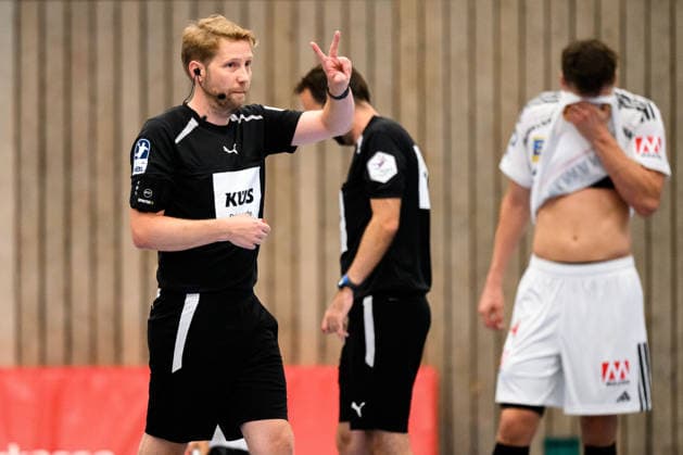 Altensteig: SCup - 26 27 - HC Erlangen - TVB Stuttgart Schiedsrichter Jan Lier Altensteig Eichwaldhalle Baden-Württemberg Deutschland *** Altensteig SCup 26 27 HC Erlangen TVB Stuttgart Referee Jan Lier Altensteig Eichwaldhalle Baden-Württemberg Germany