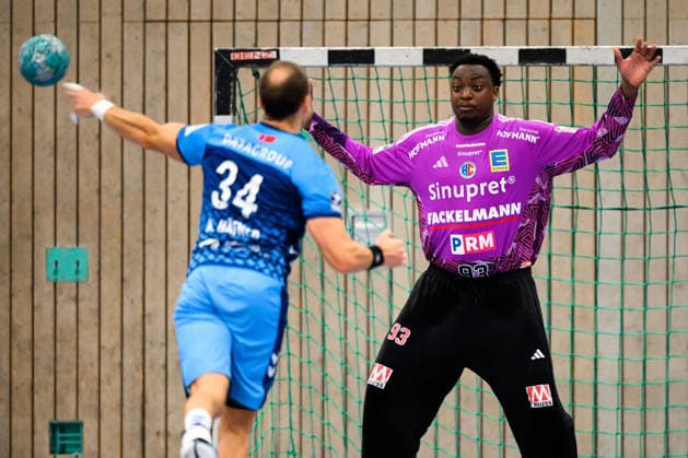 Altensteig: SCup - 26 27 - HC Erlangen - TVB Stuttgart Kai Häfner Haefner (Stuttgart), Torhueter Rubens Pierre (HC Erlangen) Altensteig Eichwaldhalle Baden-Württemberg Deutschland *** Altensteig SCup 26 27 HC Erlangen TVB Stuttgart Kai Häfner Haefner Stuttgart, Goalie Rubens Pierre HC Erlangen Altensteig Eichwaldhalle Baden-Württemberg Germany