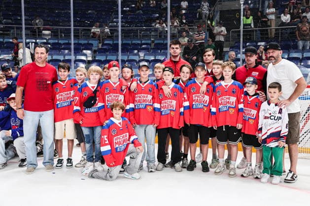 RUSSIA, MYTISHCHI - AUGUST 8, 2026: RIHF First Vice President Roman Rotenberg, Red Mashine Atlant U12 players and hockey player Alexander Ovechkin (R) pose for a group photograph during the victory ceremony after the 2026 Ovi Cup final Ice hockey, Eishockey match in Mytishchi, northeast of Moscow. Ovi Cup is an annual youth ice hockey tournament named after three-time world champion Alexander Ovechkin and first held in 2018. Sofya Sandurskaya TASS  95915567