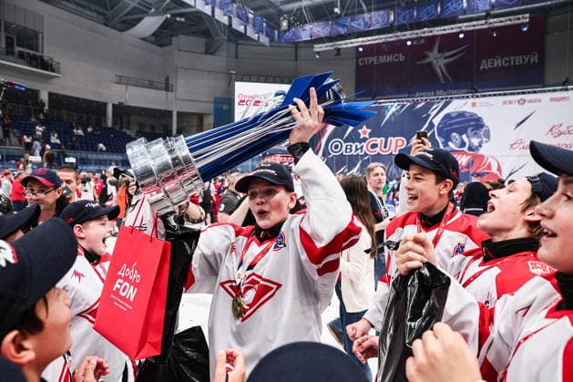 RUSSIA, MYTISHCHI - AUGUST 8, 2026: Gold medal winners, Spartak Moscow U12, celebrate with the trophy during the victory ceremony after the 2026 Ovi Cup final Ice hockey, Eishockey match in Mytishchi, northeast of Moscow. Ovi Cup is an annual youth ice hockey tournament named after three-time world champion Alexander Ovechkin and first held in 2018. Sofya Sandurskaya TASS  95915554