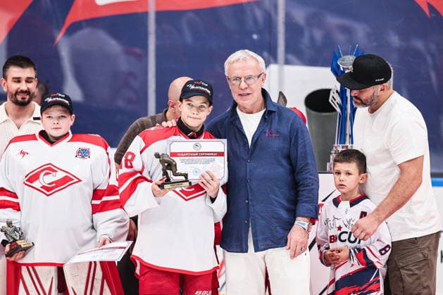 RUSSIA, MYTISHCHI - AUGUST 8, 2026: Russian State Duma member, retired hockey player Vyachestlav Fetisov (C) and hockey player Alexander Ovechkin with son Sergei (R) are seen during a ceremony to present gift certificates to U12 players after the 2026 Ovi Cup final Ice hockey, Eishockey match in Mytishchi, northeast of Moscow. Ovi Cup is an annual youth ice hockey tournament named after three-time world champion Alexander Ovechkin and first held in 2018. Sofya Sandurskaya TASS  95915485