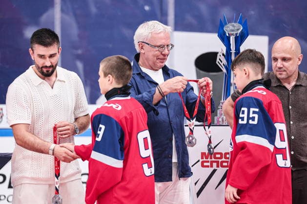 RUSSIA, MOSCOW REGION - AUGUST 8, 2026: Russian State Duma member, retired hockey player Vyachestlav Fetisov (C) presents silver medals to Lokomotiv Yaroslavl U12 players during the victory ceremony after the 2026 Ovi Cup final Ice hockey, Eishockey match in Mytishchi, northeast of Moscow. Ovi Cup is an annual youth ice hockey tournament named after three-time world champion Alexander Ovechkin and first held in 2018 2026 Ovi Cup Final Ice Hockey Match Outside Moscow  - ZUMAt113 20260808_zaa_t113_450 Copyright: xSofyaxSandurskayax