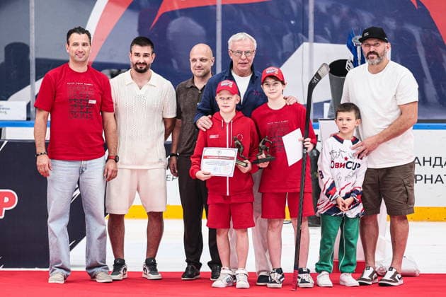 RUSSIA, MYTISHCHI - AUGUST 8, 2026: RIHF First Vice President Roman Rotenberg (L), Russian State Duma member, retired hockey player Vyachestlav Fetisov (C) and hockey player Alexander Ovechkin with son Sergei (R) are seen during a ceremony to present gift certificates to U12 players after the 2026 Ovi Cup final Ice hockey, Eishockey match in Mytishchi, northeast of Moscow. Ovi Cup is an annual youth ice hockey tournament named after three-time world champion Alexander Ovechkin and first held in 2018. Sofya Sandurskaya TASS  95915467