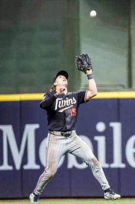 Minnesota Twins right fielder Luke Keaschall catches a fly ball hit by Milwaukee Brewers center fielder Garrett Mitchell in the eighth inning of the MLB, Baseball Herren, USA game between the Minnesota Twins and the Milwaukee Brewers at American Family Field in Milwaukee, Wisconsin on Saturday, August 8, 2026. The Brewers defeated the Twins 4-3.  MIL20260808841 TANNENxMAURY