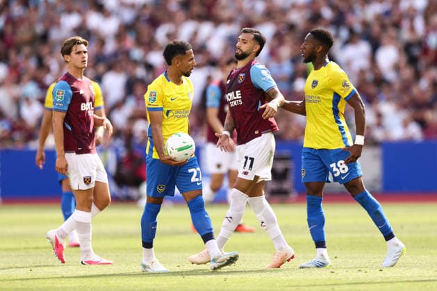 West Ham United v Portsmouth 08 August 2026, London - Carabao Cup - First Round - West Ham United v Portsmouth - Valentin Taty Castellanos of West Ham United is pushed by Ebou Adams of Portsmouth - Photo: Jacques Feeney Offside. London UK *** West Ham United gegen Portsmouth, 8. August 2026, London, Carabao Cup, 1. Runde: West Ham United gegen Portsmouth. Valentin Taty Castellanos von West Ham United wird von Ebou Adams von Portsmouth gestoßen. Foto: Jacques Feeney. Abseits. London, Großbritannien  Copyright: xJacquesxFeeneyx xOffsidexOffside