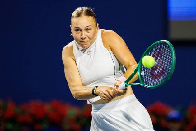August 8, 2026, Toronto, On, Canada: Amanda Anisimova of the United States returns the ball from Elina Svitolina of Ukraine during round of 16 National Bank Open Tennis action in Toronto, on Saturday, Aug. 8, 2026. Canada News - August 8, 2026  - ZUMAc35_ 20260808_zaf_c35_176 Copyright: xKeitoxNewmanx