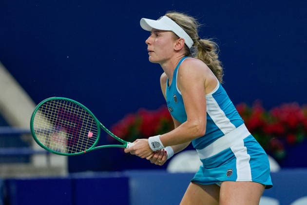 WTA, Tennis Damen Masters 1000 National Bank Open Toronto 2026 - Round of 16 - Day 8 Yekaterina Aleksandrova of Russia plays a backhand during the Women™s Singles round of 16 match against Aryna Sabalenka of Belarus on day 8 of the WTA Masters 1000 National Bank Open at Sobeys Stadium on August 8, 2026, in Toronto, Canada. (Photo by Leonardo Ramirez Eyepix Group) Copyright: xLeonardoxRamirezx xEyepixxGroupx LR_08082026_09423