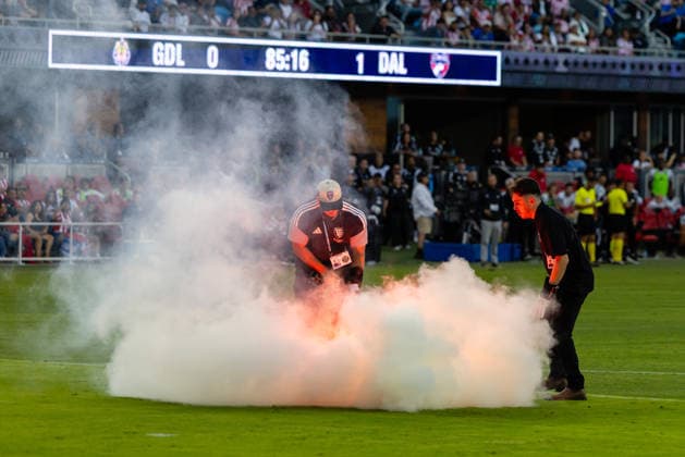 Sport Bilder des Tages #2 SAN JOSE, CA - AUGUST 08: A flare is extinguished on the field during a Leagues Cup Phase One match between Chivas de Guadalajara and FC Dallas on August 8, 2026 at PayPal Park in San Jose, CA. (Photo by Matthew Huang Icon Sportswire) SOCCER: AUG 08 Leagues Cup Chivas de Guadalajara vs Dallas EDITORIAL USE ONLY Icon260808020
