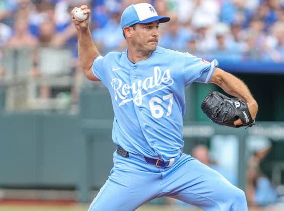 AUG 08, 2026: Kansas City Royals starting pitcher Seth Lugo (67) throws a pitch in the 1st inning against the Chicago Cubs at Kauffman Stadium Kansas City, MO. CSM Kansas City United States - ZUMAc04_ 20260808_zma_c04_397 Copyright: xRomanxPunox