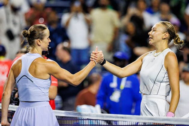 August 8, 2026, Toronto, On, Canada: Elina Svitolina of Ukraine, left, is congratulated by Amanda Anisimova of the United States after defeating her in round of 16 National Bank Open Tennis action in Toronto, on Saturday, Aug. 8, 2026. Canada News - August 8, 2026  - ZUMAc35_ 20260808_zaf_c35_195 Copyright: xKeitoxNewmanx