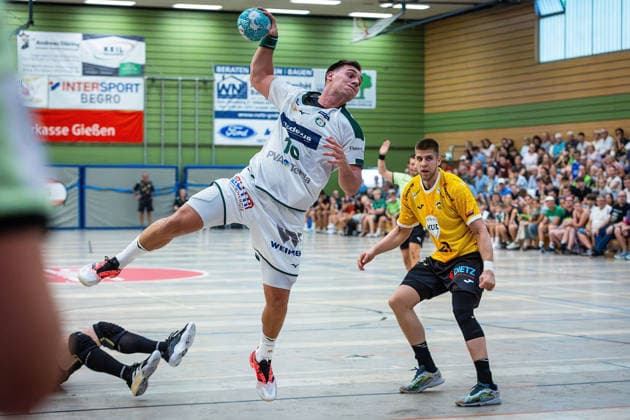 08.08.2026, xovx, Handball Lindencup, HSG Wetzlar - HSC 2000 Coburg v.l. Josip Simic (HSG Wetzlar), Leonards Valkovskis (HSC Coburg) Linden Stadthalle Hessen Deutschland (DE) *** August 8, 2026, xovx, Lindencup Handball Tournament, HSG Wetzlar vs. HSC 2000 Coburg; Josip Simic (HSG Wetzlar), Leonards Valkovskis (HSC Coburg); Linden Stadthalle, Hesse, Germany, DE