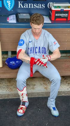 MLB, Baseball Herren, USA 2026: Cubs Vs Royals Aug 8th AUG 08, 2026:Chicago Cubs center fielder Pete Crow-Armstrong (4) gets ready in the dugout prior to start of the game against the Kansas City Royals at Kauffman Stadium Kansas City, MO. Roman Puno CSM (Credit Image: Â Roman Puno Cal Media) Kansas City Missouri United States EDITORIAL USE ONLY Copyright: xx ZUMA-20260808_zma_c04_336.jpg RomanxPunox csmphotothree509975