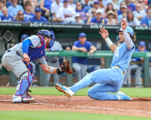 MLB, Baseball Herren, USA 2026: Cubs Vs Royals Aug 8th AUG 08, 2026: Kansas City Royals outfielder Jac Caglianone (14) slides into home plate and gets tagged out by Chicago Cubs catcher Carson Kelly (15) in the 3rd inning against the Chicago Cubs at Kauffman Stadium Kansas City, MO. Roman Puno CSM (Credit Image: Â Roman Puno Cal Media) Kansas City Missouri United States EDITORIAL USE ONLY Copyright: xx ZUMA-20260808_zma_c04_366.jpg RomanxPunox csmphotothree510020