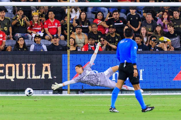August 8, 2026, Los Angeles, California, USA: Goalkeeper, Hugo Gonzalez 1 of Toluca FC dives for a save during the Leagues Cup match against the Los Angeles Football Club on Saturday August 8, 2026 at BMO Stadium in Los Angeles, California. JAVIER ROJAS PI JAVIER ROJAS PI LAFC Vs. Toluca FC  - ZUMAp124 20260808_zaa_p124_007 Copyright: xJavierxRojasx