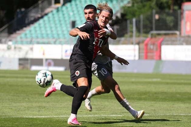 08.08.2026, xsefx, Fußball, FC Viktoria Köln SSV Jahn Regensburg, 3.Liga, Sportpark Höhenberg, 1. Spieltag, Saison 2026 2027: Tobias Eisenhuth (FC Viktoria Koeln 06) im Zweikampf gegen Nassim Boujellab (Jahn Regensburg 10) DFB regulations prohibit any use of photographs as image sequences and or quasi-video. Nordrhein-Westfalen Deutschland *** August 8, 2026, xsefx, Soccer, FC Viktoria Köln vs. SSV Jahn Regensburg, 3. Liga, Sportpark Höhenberg, Matchday 1, 2026–2027 Season: Tobias Eisenhuth of FC Viktoria Köln 06 in a tackle against Nassim Boujellab of Jahn Regensburg. 10. DFB regulations prohibit any use of photographs as image sequences and or quasi-video. North Rhine-Westphalia, Germany