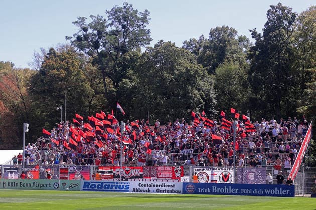 08.08.2026, xsefx, Fußball, FC Viktoria Köln SSV Jahn Regensburg, 3.Liga, Sportpark Höhenberg, 1. Spieltag, Saison 2026 2027: FC Viktoria Köln Fanblock schwenkt die Fahnen zu Ehren des ehemaligen Präsident des FC Viktoria Köln 1904 e.V. Günter Pütz DFB regulations prohibit any use of photographs as image sequences and or quasi-video. Nordrhein-Westfalen Deutschland *** August 8, 2026, xsefx, Soccer, FC Viktoria Köln vs. SSV Jahn Regensburg, 3. Liga, Sportpark Höhenberg, Matchday 1, 2026–2027 season: FC Viktoria Köln fans wave flags in honor of Günter Pütz, former president of FC Viktoria Köln 1904 e.V. DFB regulations prohibit any use of photographs as image sequences and or quasi-video. North Rhine-Westphalia, Germany