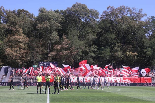 08.08.2026, xsefx, Fußball, FC Viktoria Köln SSV Jahn Regensburg, 3.Liga, Sportpark Höhenberg, 1. Spieltag, Saison 2026 2027: Gästeblock mit Fans des SSV Jahn Regensburg mit Fahnen DFB regulations prohibit any use of photographs as image sequences and or quasi-video. Nordrhein-Westfalen Deutschland *** August 8, 2026, xsefx, Soccer, FC Viktoria Köln vs. SSV Jahn Regensburg, 3. Liga, Sportpark Höhenberg, Matchday 1, 2026–2027 season; away section with SSV Jahn Regensburg fans holding flags. DFB regulations prohibit any use of photographs as image sequences and or quasi-video. North Rhine-Westphalia, Germany