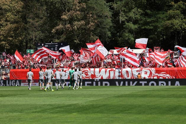 08.08.2026, xsefx, Fußball, FC Viktoria Köln SSV Jahn Regensburg, 3.Liga, Sportpark Höhenberg, 1. Spieltag, Saison 2026 2027: Choreografie Choreo Gästefans Auswärtsblock Mannschaft SSV Jahn Regensburg begrüßen Fans vor dem Spiel DFB regulations prohibit any use of photographs as image sequences and or quasi-video. Nordrhein-Westfalen Deutschland *** August 8, 2026, xsefx, Soccer, FC Viktoria Köln vs. SSV Jahn Regensburg, 3. Liga, Sportpark Höhenberg, Matchday 1, 2026–2027 Season, Choreography, Away Fans, Away Section, SSV Jahn Regensburg Team, Fans Greeting the Team Before the Game. DFB regulations prohibit any use of photographs as image sequences and or quasi-video. North Rhine-Westphalia, Germany