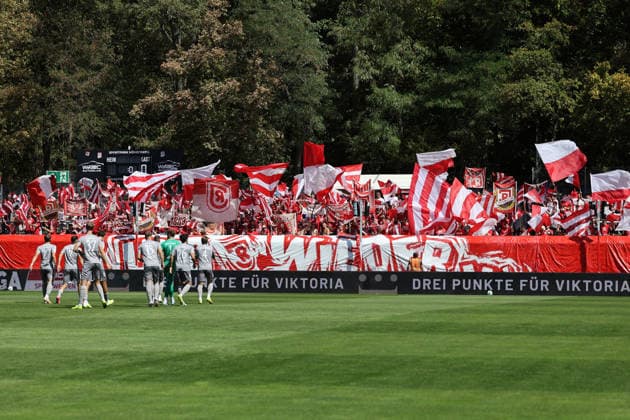 Sport Bilder des Tages #2 08.08.2026, xsefx, Fußball, FC Viktoria Köln SSV Jahn Regensburg, 3.Liga, Sportpark Höhenberg, 1. Spieltag, Saison 2026 2027: Choreografie Choreo Gästefans Auswärtsblock Mannschaft SSV Jahn Regensburg begrüßen Fans vor dem Spiel DFB regulations prohibit any use of photographs as image sequences and or quasi-video. Nordrhein-Westfalen Deutschland *** August 8, 2026, xsefx, Soccer, FC Viktoria Köln vs. SSV Jahn Regensburg, 3. Liga, Sportpark Höhenberg, Matchday 1, 2026–2027 Season, Choreography, Away Fans, Away Section, SSV Jahn Regensburg Team, Fans Greeting the Team Before the Game. DFB regulations prohibit any use of photographs as image sequences and or quasi-video. North Rhine-Westphalia, Germany