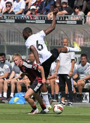 Eintracht Frankfurt. Jonathan Burkardt gegen. Semi Ajayi (re) fotografiert beim Fußball Test Spiel Eintracht Frankfurt gegen Hull City am 8.8.2026 in Frankfurt. (DFL DFB REGULATIONS PROHIBIT ANY USE OF PHOTOGRAPHS as IMAGE SEQUENCES and or QUASI-VIDEO) *** Eintracht Frankfurt s Jonathan Burkardt against Semi Ajayi, photographed during the soccer friendly match between Eintracht Frankfurt and Hull City on August 8, 2026, in Frankfurt. DFL and DFB regulations prohibit any use of photographs as image sequences and or quasi-video.