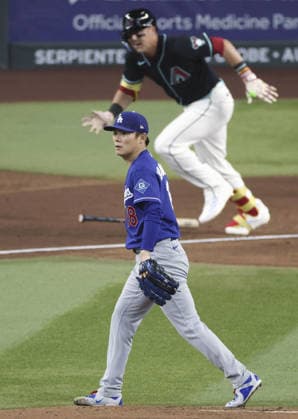 Baseball: Dodgers vs. Diamondbacks Los Angeles Dodgers starter Yoshinobu Yamamoto gets Arizona Diamondbacks left fielder Lars Nootbaar to ground out in the first inning of a baseball game at Chase Field in Phoenix, Arizona, on Aug. 8, 2026.  A14AA0005625384P