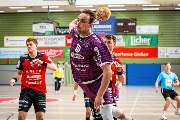 Handball, Lindencup, TV Hüttenberg - Pfadi Winterthur #2 08.08.2026, xovx, Handball Lindencup, TV Hüttenberg - Pfadi Winterthur v.l. Ivan Simic (Pfadi Winterthur), Paul Ohl (TV Hüttenberg), Lukas Heer (Pfadi Winterthur) Linden Stadthalle Hessen Deutschland (DE) *** August 8, 2026, xovx, Lindencup Handball Tournament, TV Hüttenberg vs. Pfadi Winterthur; from left: Ivan Simic (Pfadi Winterthur), Paul Ohl (TV Hüttenberg), Lukas Heer (Pfadi Winterthur); Linden Stadthalle, Hesse, Germany, DE