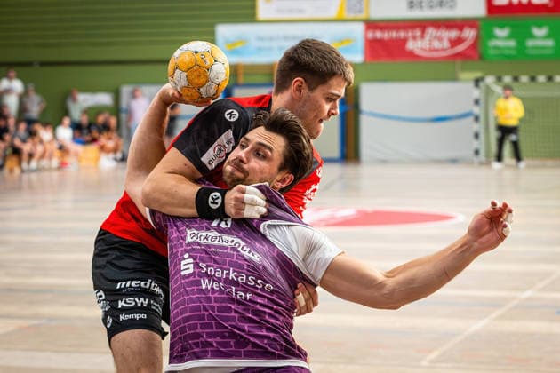 Handball, Lindencup, TV Hüttenberg - Pfadi Winterthur #2 08.08.2026, xovx, Handball Lindencup, TV Hüttenberg - Pfadi Winterthur v.l. Lukas Heer (Pfadi Winterthur), Vit Reichl (TV Hüttenberg) Linden Stadthalle Hessen Deutschland (DE) *** August 8, 2026, xovx, Lindencup Handball Tournament, TV Hüttenberg vs. Pfadi Winterthur; Lukas Heer (Pfadi Winterthur), Vit Reichl (TV Hüttenberg); Linden Stadthalle, Hesse, Germany, DE