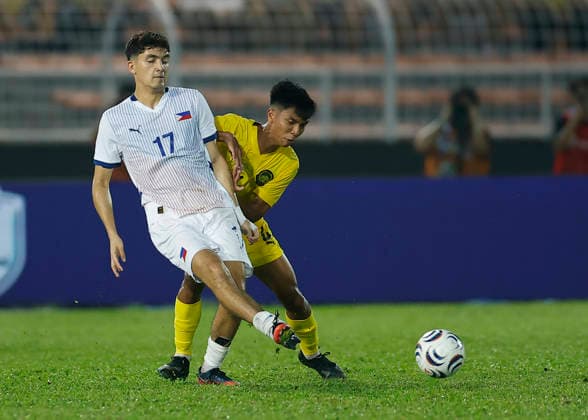 Fußball, ASEAN Hyundai Cup, Malaysia - Philippinen August 8, 2026, Kuala Lumpur, Malaysia: Cole Alexander Mrowka known as Cole Mrowka of Philippines (L) and Muhammad Alif Bin Ahmad known as Alif Ahmad of Malaysia seen in action during the ASEAN Hyundai Cup 2026 match between Malaysia and Philippines at Kuala Lumpur Football Stadium, Cheras. Final score; Malaysia 1:0 Philippines. Kuala Lumpur Malaysia - ZUMAs197 20260808_aaa_s197_246 Copyright: xWongxFokxLoyx