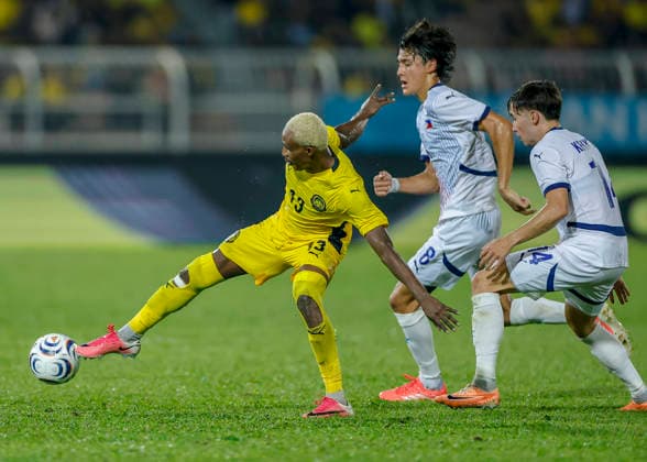 Fußball, ASEAN Hyundai Cup, Malaysia - Philippinen August 8, 2026, Kuala Lumpur, Malaysia: Oskari Johannes Orevillo Kekkonen known as Oskari Kekkonen (R), Gavin Muens (C) of Philippines and Mohamadou Sumareh of Malaysia (L) seen in action during the ASEAN Hyundai Cup 2026 match between Malaysia and Philippines at Kuala Lumpur Football Stadium, Cheras. Final score; Malaysia 1:0 Philippines. Kuala Lumpur Malaysia - ZUMAs197 20260808_aaa_s197_254 Copyright: xWongxFokxLoyx