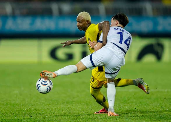 Fußball, ASEAN Hyundai Cup, Malaysia - Philippinen August 8, 2026, Kuala Lumpur, Malaysia: Oskari Johannes Orevillo Kekkonen known as Oskari Kekkonen of Philippines (R) and Mohamadou Sumareh of Malaysia seen in action during the ASEAN Hyundai Cup 2026 match between Malaysia and Philippines at Kuala Lumpur Football Stadium, Cheras. Final score; Malaysia 1:0 Philippines. ASEAN Hyundai Cup 2026 Malaysia Vs Philippines In Kuala Lumpur, Malaysia - 8 Aug 2026  - ZUMAs197 20260808_aaa_s197_250 Copyright: xWongxFokxLoyx