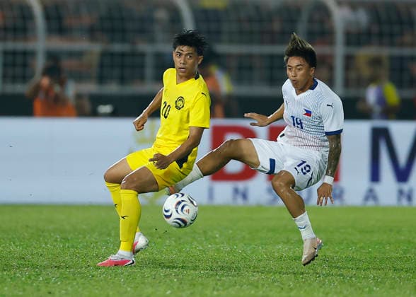 Fußball, ASEAN Hyundai Cup, Malaysia - Philippinen August 8, 2026, Kuala Lumpur, Malaysia: Pocholo Arellano Bugas known as Pocholo Bugas of Philippines (R) and Muhammad Syafiq Bin Ahmad known as Syafiq Ahmad of Malaysia seen in action during the ASEAN Hyundai Cup 2026 match between Malaysia and Philippines at Kuala Lumpur Football Stadium, Cheras. Final score; Malaysia 1:0 Philippines. Kuala Lumpur Malaysia - ZUMAs197 20260808_aaa_s197_258 Copyright: xWongxFokxLoyx