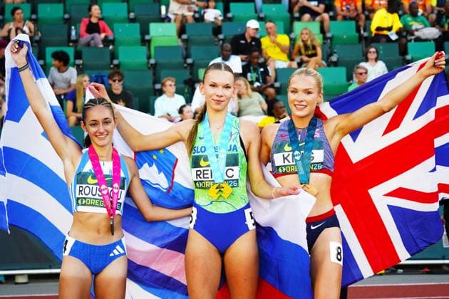 Leichtathletik, U20 WM in Eugene #3 (260809) -- EUGENE, Aug. 9, 2026 -- Gold medalist Ziva Remic (C) of Slovenia, silver medalist Loulianna Roussou (L) of Greece and bronze medalist Shaikira King of Britain pose for photos after the women s 800m final at the 2026 World U20 Athletics Championships in Eugene, Oregon, the United States, Aug. 8, 2026. ) (SP)U.S.-EUGENE-ATHLETICS-2026 WORLD U20 CHAMPIONSHIPS WuxXiaoling 
