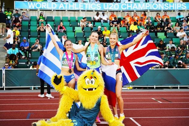 Leichtathletik, U20 WM in Eugene #3 (260809) -- EUGENE, Aug. 9, 2026 -- Gold medalist Ziva Remic (C) of Slovenia, silver medalist Loulianna Roussou (L) of Greece and bronze medalist Shaikira King of Britain pose for photos after the women s 800m final at the 2026 World U20 Athletics Championships in Eugene, Oregon, the United States, Aug. 8, 2026. ) (SP)U.S.-EUGENE-ATHLETICS-2026 WORLD U20 CHAMPIONSHIPS WuxXiaoling 