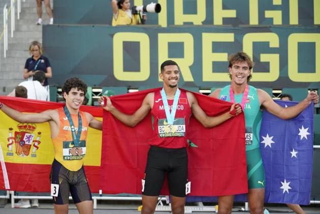 Leichtathletik, U20 WM in Eugene #3 (260809) -- EUGENE, Aug. 9, 2026 -- Gold medalist Imad Bouchajda (C) of Morocco, silver medalist Daniel Williams (R) of Australia and bronze medalist Alejandro Rios of Spain pose for photos after the men s 800m final at the 2026 World U20 Athletics Championships in Eugene, Oregon, the United States, Aug. 8, 2026. ) (SP)U.S.-EUGENE-ATHLETICS-2026 WORLD U20 CHAMPIONSHIPS WuxXiaoling 