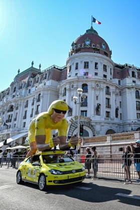 Ici, la caravane du Tour et le véhicule publicitaire du Crédit Lyonnais - 8ème étape du Tour de France Femmes avec Zwift avec l arrivée à Nice, le 8 août 2026. Les coureuses ont parcouru 172 km entre Sisteron et Nice et c est la Néerlandaise, championne d Europe, D.Vollering qui franchit la ligne d’arrivée en premier et reprend le maillot jaune à la Polonaise K.Niewiadoma (Canyon-SRAM), avec huit secondes d’avance. A Nice, sur le podium, elle est suivie par l’Italienne Elisa Longo Borghini et K.Niewiadoma. Bruno Bebert Bestimage The publicity caravan for Stage 8 of the Tour de France Femmes avec Zwift, finishing in Nice on August 8, 2026. The riders covered 172 km between Sisteron and Nice; Dutch rider and European champion D.Vollering crossed the finish line first, reclaiming the yellow jersey from Poland’s K.Niewiadoma (Canyon-SRAM) with an eight-second lead. On the podium in Nice, she was joined by Italy’s E.Longo Borghini and K.Niewiadoma. Nice France  Copyright: xBrunoxBebertx xBestimagexBrunoxBebertx xBestimagex