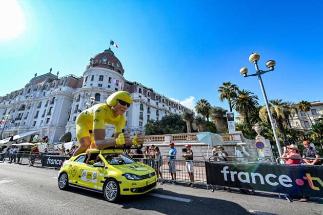 Ici, la caravane du Tour et le véhicule publicitaire du Crédit Lyonnais - 8ème étape du Tour de France Femmes avec Zwift avec l arrivée à Nice, le 8 août 2026. Les coureuses ont parcouru 172 km entre Sisteron et Nice et c est la Néerlandaise, championne d Europe, D.Vollering qui franchit la ligne d’arrivée en premier et reprend le maillot jaune à la Polonaise K.Niewiadoma (Canyon-SRAM), avec huit secondes d’avance. A Nice, sur le podium, elle est suivie par l’Italienne Elisa Longo Borghini et K.Niewiadoma. Bruno Bebert Bestimage The publicity caravan for Stage 8 of the Tour de France Femmes avec Zwift, finishing in Nice on August 8, 2026. The riders covered 172 km between Sisteron and Nice; Dutch rider and European champion D.Vollering crossed the finish line first, reclaiming the yellow jersey from Poland’s K.Niewiadoma (Canyon-SRAM) with an eight-second lead. On the podium in Nice, she was joined by Italy’s E.Longo Borghini and K.Niewiadoma. Nice France  Copyright: xBrunoxBebertx xBestimagexBrunoxBebertx xBestimagex