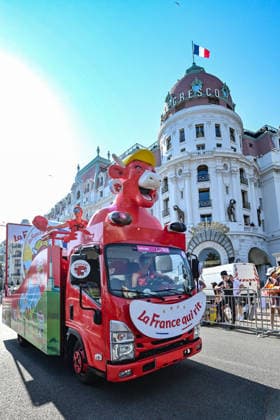 Ici, la caravane du Tour et le véhicule publicitaire La Vache qui Rit - 8ème étape du Tour de France Femmes avec Zwift avec l arrivée à Nice, le 8 août 2026. Les coureuses ont parcouru 172 km entre Sisteron et Nice et c est la Néerlandaise, championne d Europe, D.Vollering qui franchit la ligne d’arrivée en premier et reprend le maillot jaune à la Polonaise K.Niewiadoma (Canyon-SRAM), avec huit secondes d’avance. A Nice, sur le podium, elle est suivie par l’Italienne Elisa Longo Borghini et K.Niewiadoma. Bruno Bebert Bestimage The publicity caravan for Stage 8 of the Tour de France Femmes avec Zwift, finishing in Nice on August 8, 2026. The riders covered 172 km between Sisteron and Nice; Dutch rider and European champion D.Vollering crossed the finish line first, reclaiming the yellow jersey from Poland’s K.Niewiadoma (Canyon-SRAM) with an eight-second lead. On the podium in Nice, she was joined by Italy’s E.Longo Borghini and K.Niewiadoma. Nice France  Copyright: xBrunoxBebertx xBestimagexBrunoxBebertx xBestimagex