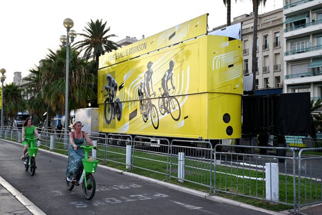 8ème étape du Tour de France Femmes avec Zwift avec l arrivée à Nice, le 8 août 2026. Les coureuses ont parcouru 172 km entre Sisteron et Nice et c est la Néerlandaise, championne d Europe, D.Vollering qui franchit la ligne d’arrivée en premier et reprend le maillot jaune à la Polonaise K.Niewiadoma (Canyon-SRAM), avec huit secondes d’avance. A Nice, sur le podium, elle est suivie par l’Italienne Elisa Longo Borghini et K.Niewiadoma. Bruno Bebert Bestimage Stage 8 of the Tour de France Femmes avec Zwift concluded in Nice on August 8, 2026. The riders covered 172 km between Sisteron and Nice, with Dutch European champion D. Vollering crossing the finish line first; she reclaimed the yellow jersey from Poland’s K. Niewiadoma (Canyon-SRAM), taking an eight-second lead. On the podium in Nice, she was joined by Italy’s Elisa Longo Borghini and K. Niewiadoma Nice France  Copyright: xBrunoxBebertx xBestimagexBrunoxBebertx xBestimagex