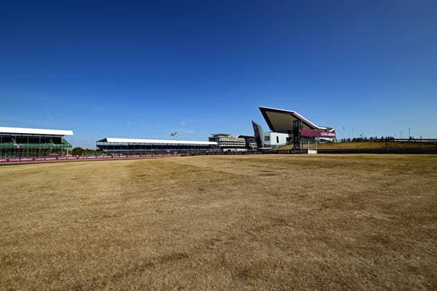 motor racing, Motorsport Moto GP Qatar Airways Grand Prix of Great Britain Parched grass in front of the Silverstone wing during the Moto GP Qatar Airways Grand Prix of Great Britain at Silverstone, Towcester, UK on 9 August 2026. Towcester Silverstone Northamptonshire UK Editorial use only , Copyright: xDennisxGoodwinx PSI-24671-0010