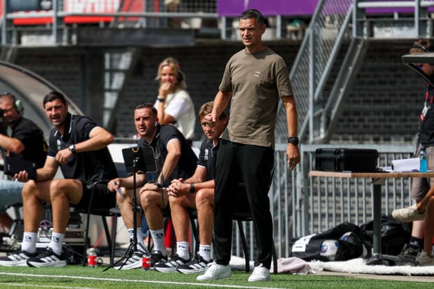 2026-08-09 Sparta Rotterdam v Feyenoord - Dutch Eredivisie ROTTERDAM, NETHERLANDS - AUGUST 9: Headcoach Rogier Meijer of Sparta Rotterdam coaches his players during the Dutch Eredivisie match between Sparta Rotterdam and Feyenoord at Sparta-stadion Het Kasteel on August 9, 2026 in Rotterdam, Netherlands. Rotterdam Sparta-stadion Het Kasteel Netherlands Content not available for redistribution in The Netherlands directly or indirectly through any third parties. Copyright: xHansxvanxderxValkx