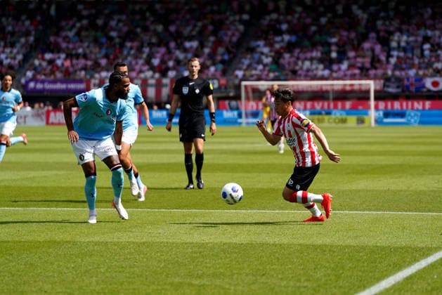 Eredivisie: Sparta Rotterdam v Feyenoord Rotterdam Rotterdam - Jeremiah St Juste of Feyenoord Rotterdam, Shunsuke Mito of Sparta Rotterdam during the first competition round of the 2026 2027 Eredivisie season. The match is set between Sparta Rotterdam and Feyenoord Rotterdam at Het Kasteel on 9 August 2026 in Rotterdam, The Netherlands. (Hero Images Danny de Groot) Copyright: xDannyxdexGrootx