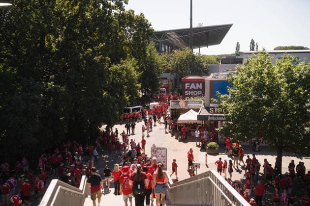 09.08.2026: Fußball: Energie Cottbus - Hannover 96, 1. Spieltag im LEAG Energie Stadion. Fans des FC Energie Cottbus vor dem Spiel am Stadion WICHTIGER HINWEIS: Gemäß den Vorgaben der DFL und des DFB ist es untersagt, in dem Stadion und oder vom Spiel angefertigte Fotoaufnahmen in Form von Sequenzbildern und oder videoähnlichen Fotostrecken zu verwerten bzw. verwerten zu lassen. *** August 9, 2026: Energie Cottbus vs. Hannover 96, Matchday 1 at the LEAG Energie Stadium. FC Energie Cottbus fans outside the stadium before the game. IMPORTANT NOTICE: In accordance with DFL and DFB regulations, it is prohibited to use or allow the use of photographs taken inside the stadium and or during the game in the form of sequential images and or video-like photo sequences Copyright: xJamesxZabelx