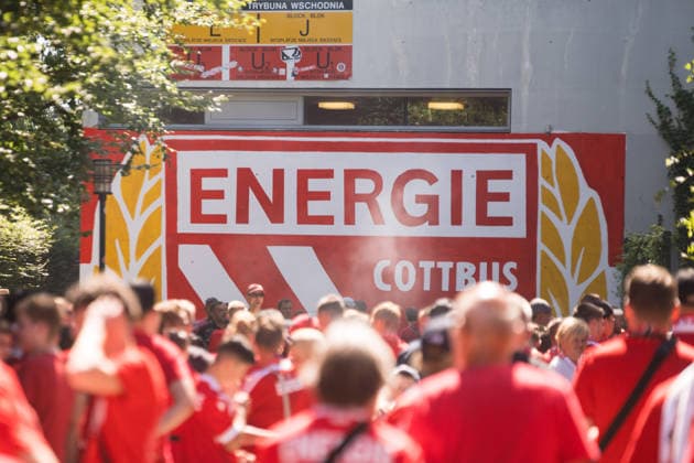 09.08.2026: Fußball: Energie Cottbus - Hannover 96, 1. Spieltag im LEAG Energie Stadion. Logo und Fans des FC Energie Cottbus vor dem Spiel am Stadion WICHTIGER HINWEIS: Gemäß den Vorgaben der DFL und des DFB ist es untersagt, in dem Stadion und oder vom Spiel angefertigte Fotoaufnahmen in Form von Sequenzbildern und oder videoähnlichen Fotostrecken zu verwerten bzw. verwerten zu lassen. *** August 9, 2026: Energie Cottbus vs. Hannover 96, Matchday 1 at the LEAG Energie Stadium. The FC Energie Cottbus logo and fans in front of the stadium before the game. IMPORTANT NOTICE: In accordance with DFL and DFB regulations, it is prohibited to to use or allow the use of photographs taken inside the stadium and or during the match in the form of sequential images and or video-like photo sequences Copyright: xJamesxZabelx