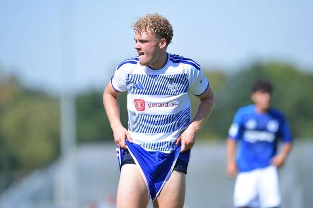 Schalke 04 U19 - MSV Duisburg U19 ** NUR FÜR REDAKTIONELLE ZWECKE ** EDITORIAL USE ONLY **<p>Fußball U19 DFB-Nachwuchsliga - Vorrunde Gruppe H 1.SPIELTAG: Schalke 04 U19 - MSV Duisburg U19 am 09.08.2026 im Parkstadion in Gelsenkirchen Louis Blume ( MSV Duisburg U19 ) Deutschland Nordrhein-Westfalen Gelsenkirchen Copyright: ThorstenxTillmann *** Schalke 04 U19 vs. MSV Duisburg U19 ** FOR EDITORIAL PURPOSES ONLY ** EDITORIAL USE ONLY ** p Soccer U19 DFB Youth League Preliminary Round Group H Matchday 1 Schalke 04 U19 vs. MSV Duisburg U19 on August 9, 2026, at the Parkstadion in Gelsenkirchen Louis Blume MSV Duisburg U19 Germany North Rhine-Westphalia Gelsenkirchen Copyright ThorstenxTillmann Copyright: ThorstenxTillmann doc872zvdct08p188byfrlf ,EDITORIAL USE ONLY