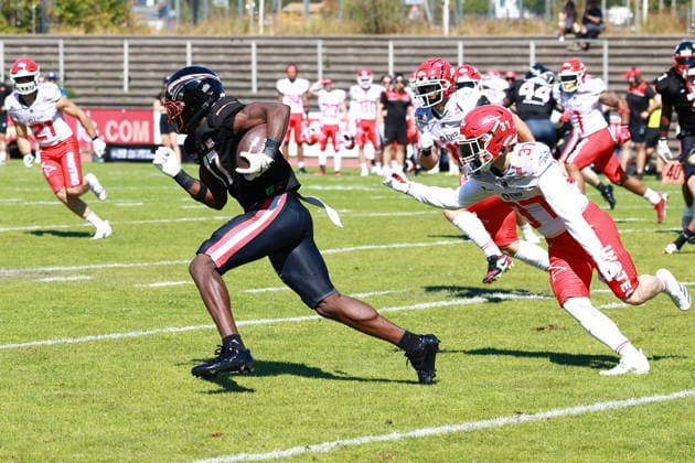 Daniel Pedro (Düsseldorf Panther, 17) runs with the ball, Düsseldorf Panther vs Potsdam Royals, American Football, GFL, German Football League, Season 2026, Week 14, 08.08.2026, Photo: PFA Klaus Sack Düsseldorf Stadion VfL Benrath NRW Deutschland Copyright: xFootxBowl KlausxSackx