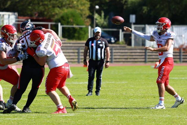 Hugh Harvey (Potsdam Royals, 8) passes the ball, Düsseldorf Panther vs Potsdam Royals, American Football, GFL, German Football League, Season 2026, Week 14, 08.08.2026, Photo: PFA Klaus Sack Düsseldorf Stadion VfL Benrath NRW Deutschland Copyright: xFootxBowl KlausxSackx